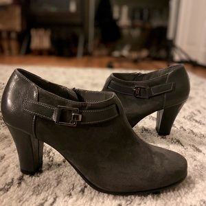 Aerosoles Gray Suede-Like Ankle Booties - Size 9.5
